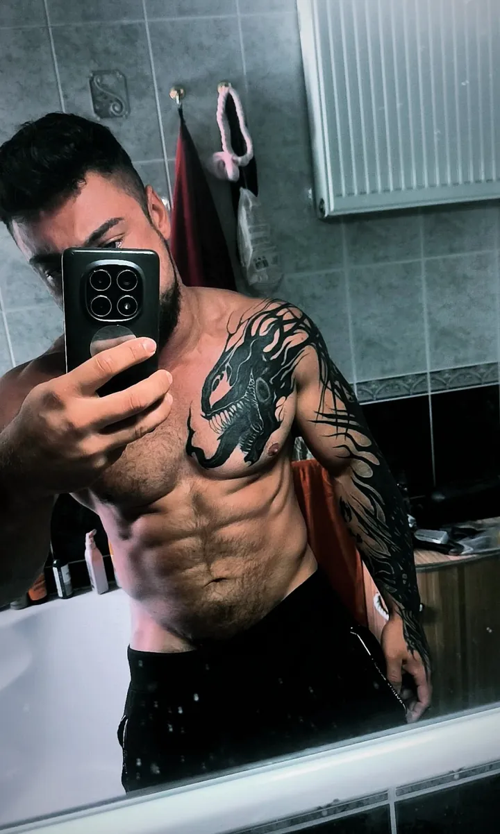 Damian robi zdjęcie w lustrze i pokazuje obecną formę
