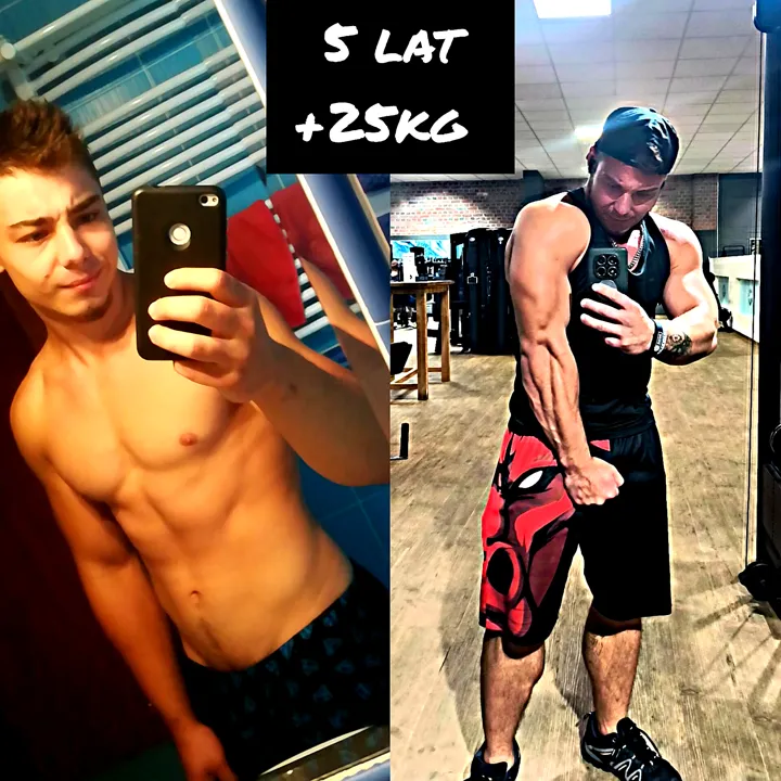 Dwa zdjęcia obok siebie z napisem 5 lat +25 kg. Po lewej szczupły chłopak bez koszulki robi selfie w łazience. Po prawej Byku w czarnej koszulce bez rękawów i czerwonych spodenkach napina ramię przed lustrem na sali.